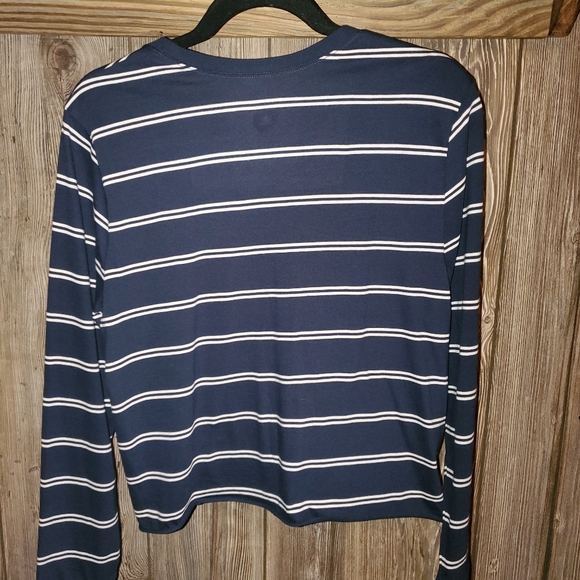 Hollister Long Sleeve - Picture 2 of 3
